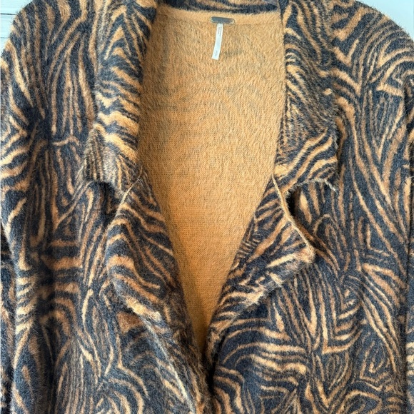 Free People Animal Print Long Cardigan with Collar and Buttons Size Small - Picture 3 of 9